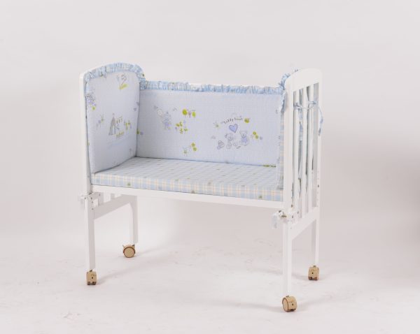 Adjustable Wooden Bedside Baby Crib Adjustable wooden bedside baby crib with wheels and blue bedding